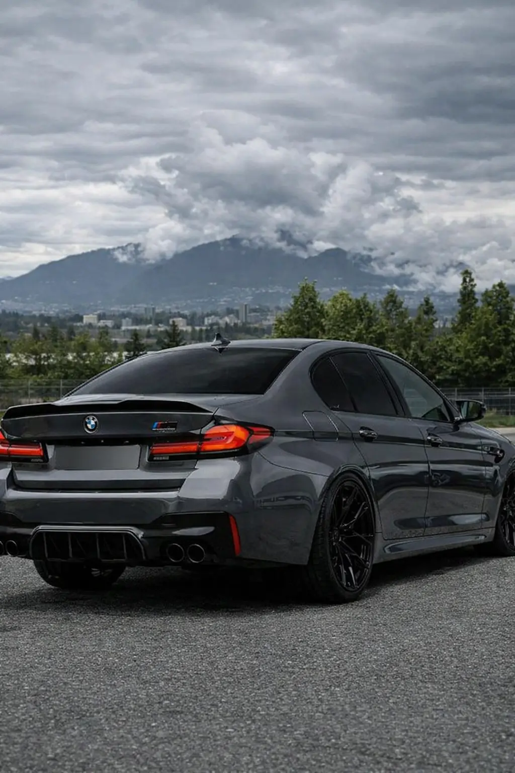 2022 BMW M5 rear view