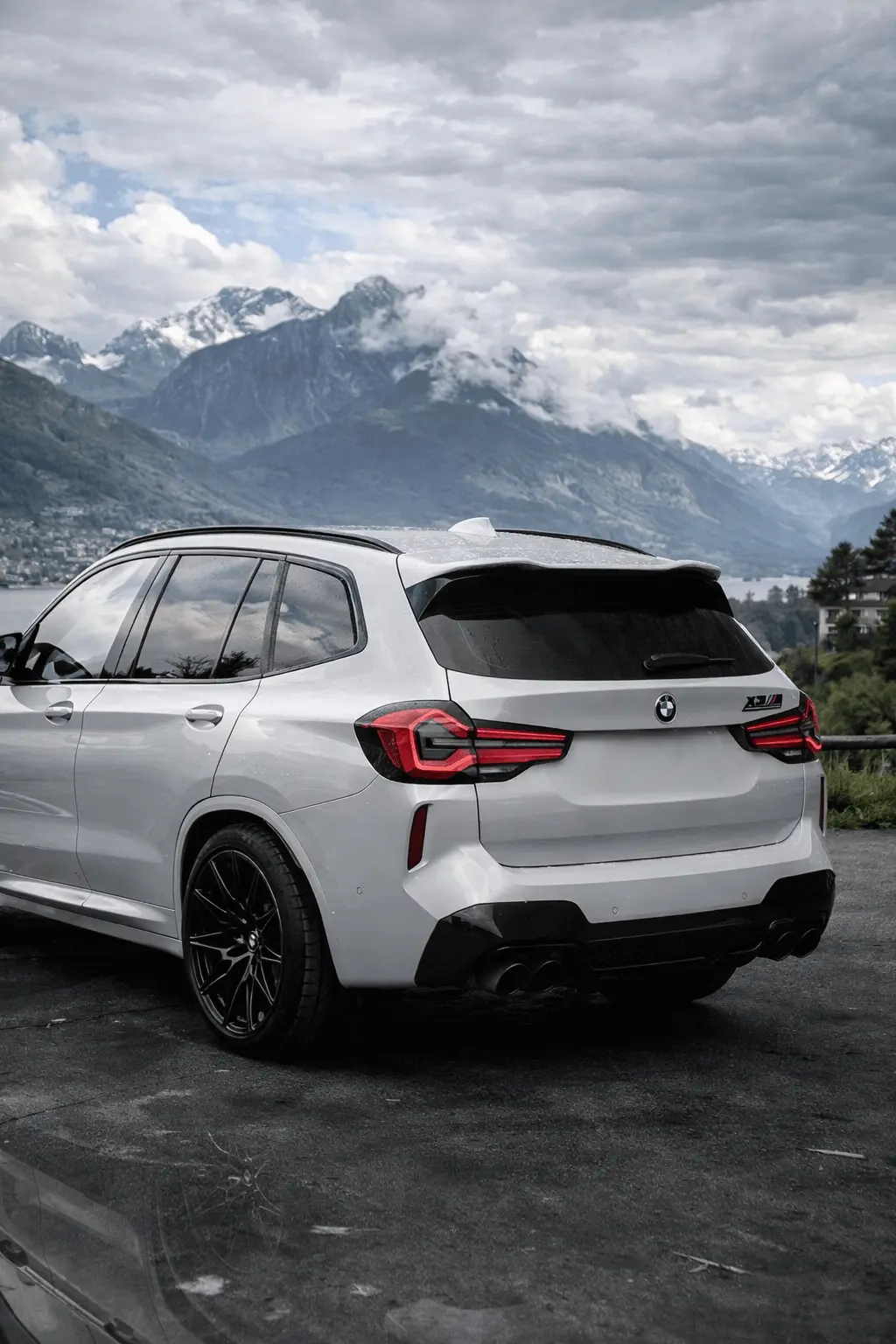 2024 BMW X5 rear view
