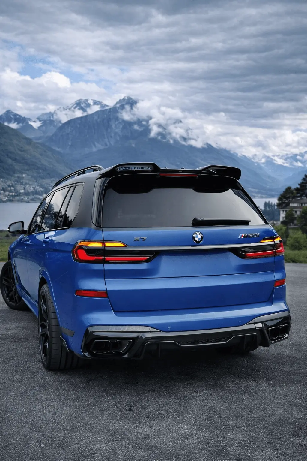 2024 BMW X7 rear view