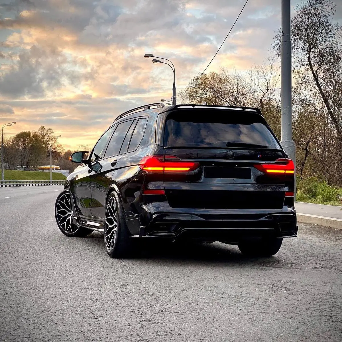 2020 BMW X7 M rear view