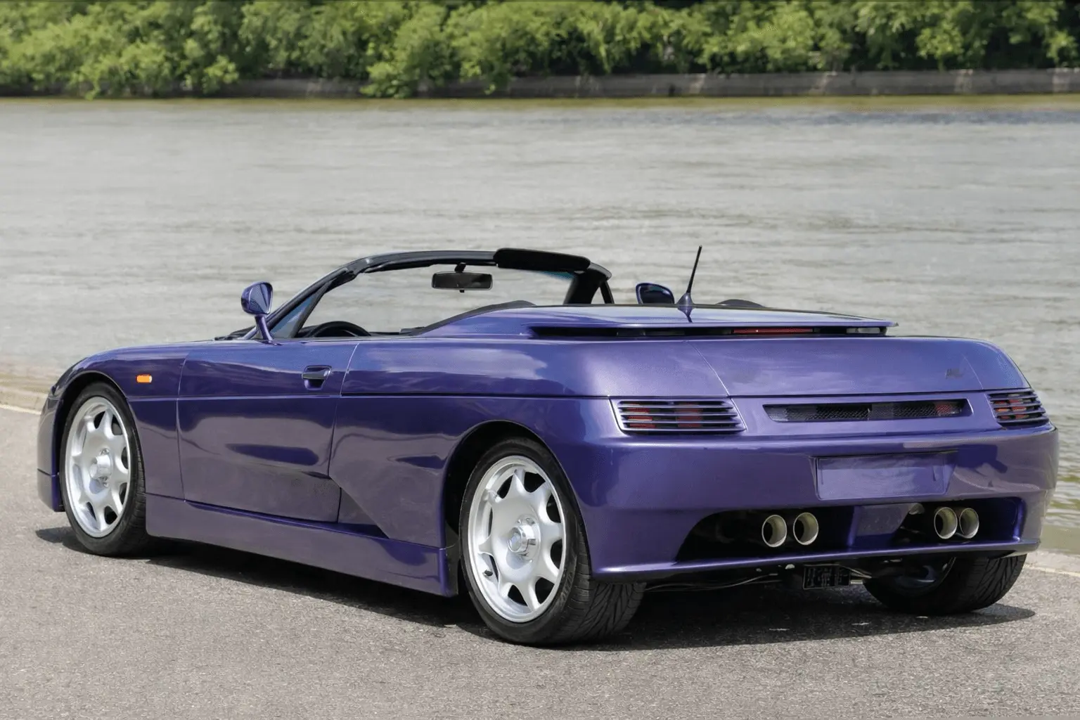 1995 De Tomaso Guarà rear view