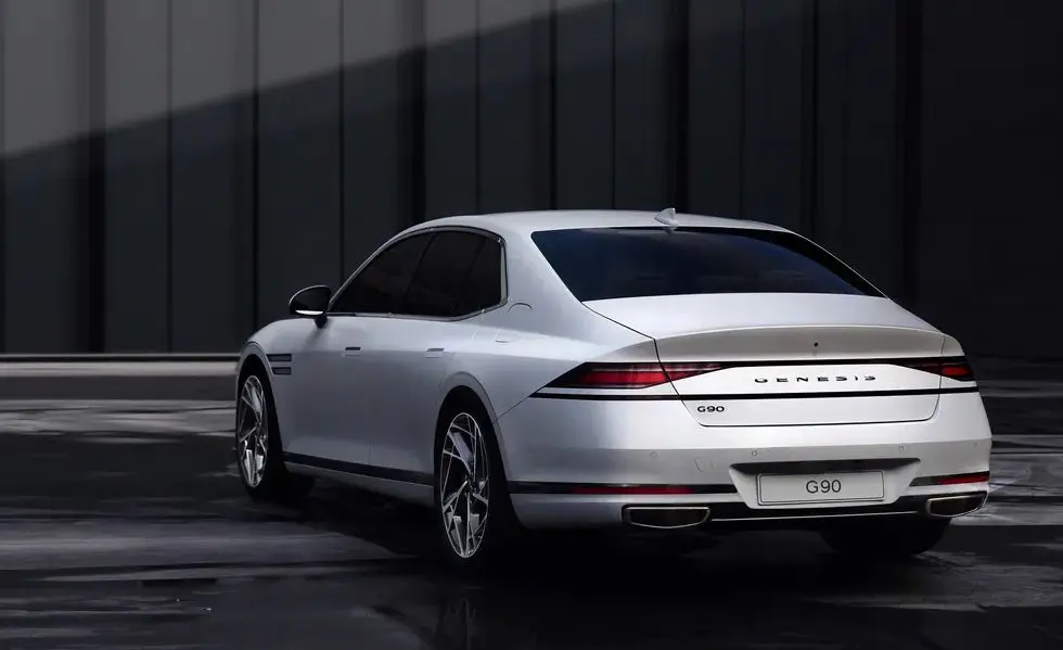2024 Genesis G90 rear view