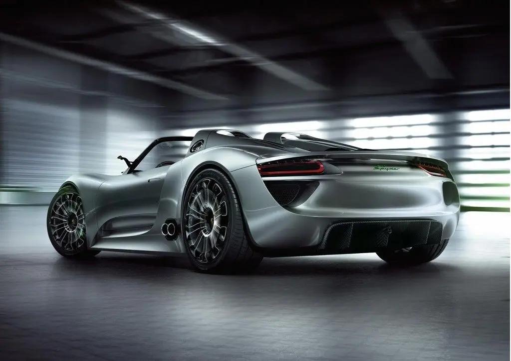 2015 Porsche 918 rear view