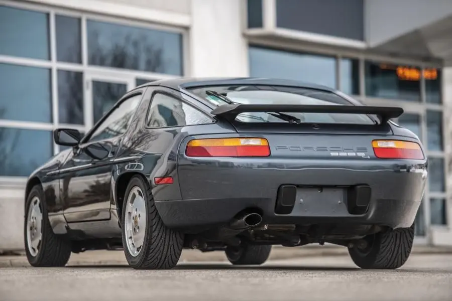 1986 Porsche 928 rear view